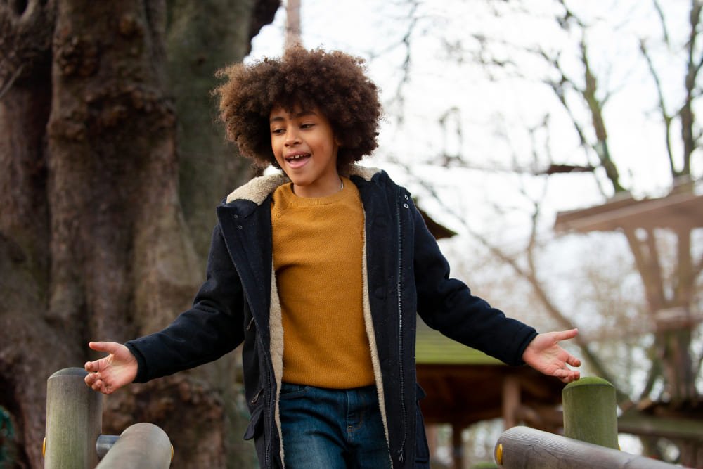 Medium shot smiley kid outdoors (Freepik.com)