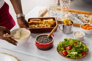 Brazilian family enjoying meal together (Freepik.com)